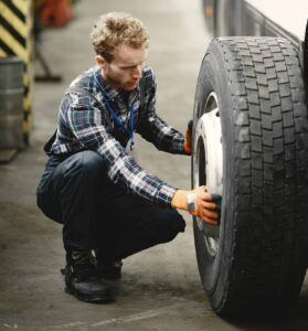 Autobusy Dale - výměna pneumatik
